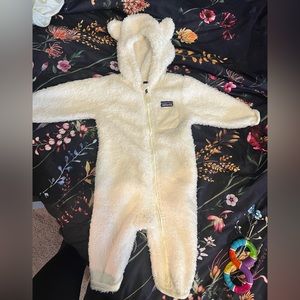 Patagonia baby furry friends bunting in birch white